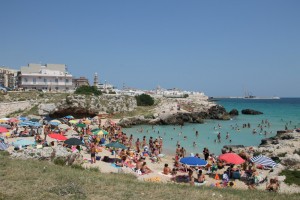 Petite plage bondée à Monopoli