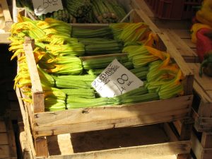 Courgettes du latium sur un marché de Rome