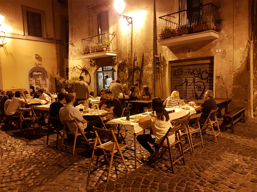 Restaurant dans la rue à Frascati