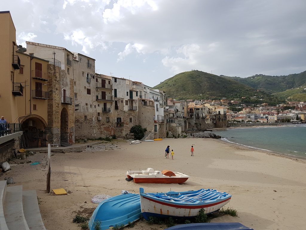 Cefalù, plage vide de bon matin