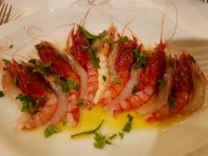 Antipasto de crevettes crues dans un restaurant de Floridia près de Syracuse