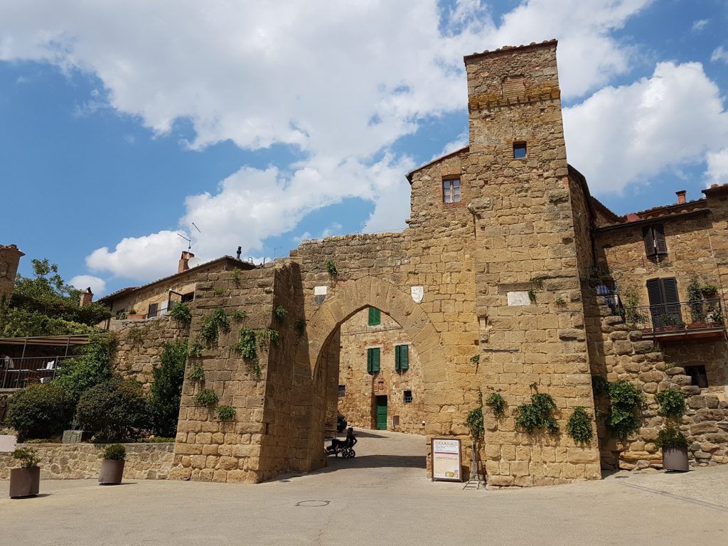 Monticchiello, entrée du village